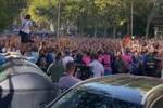 大战一触即发！4000马赛球迷齐聚马德里街头，即将前往伯纳乌