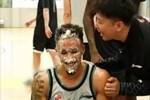 被一堆手摁进蛋糕里😂 广东队晒球队为奎因庆祝生日视频